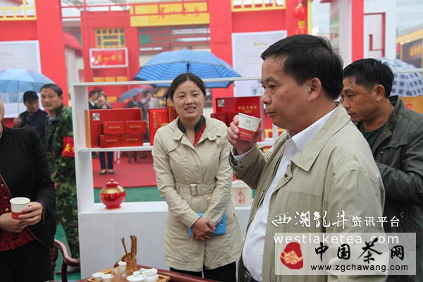 湖南省茶葉生產(chǎn)座談會(huì)在岳陽(yáng)市南湖賓館召開