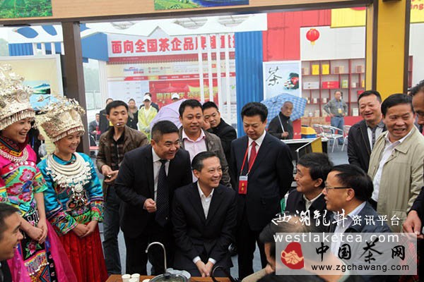 湖南省茶葉生產(chǎn)座談會(huì)在岳陽(yáng)市南湖賓館召開