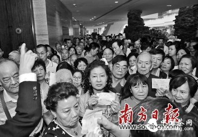 15日上午8時(shí),白天鵝賓館宏圖府重開(kāi)早茶,市民從四面八方趕來(lái)捧場(chǎng),場(chǎng)面熱鬧。南方日?qǐng)?bào)記者