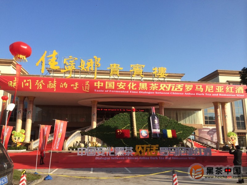 點擊打開原圖 在蔚藍天空襯托下的佳寧娜貴賓樓格外清新又莊嚴隆重