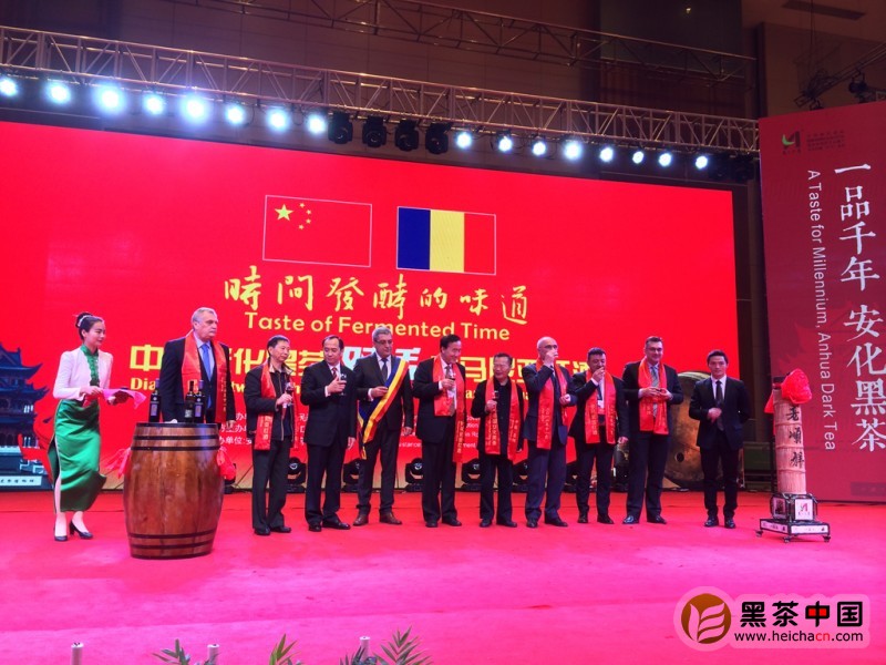 點擊打開原圖 會場人潮涌動,品茶賞茶的嘉賓們相互問候,探討著紅酒與黑茶的文化