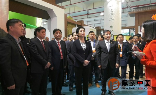 湖南省委副書記烏蘭為安化黑茶點贊